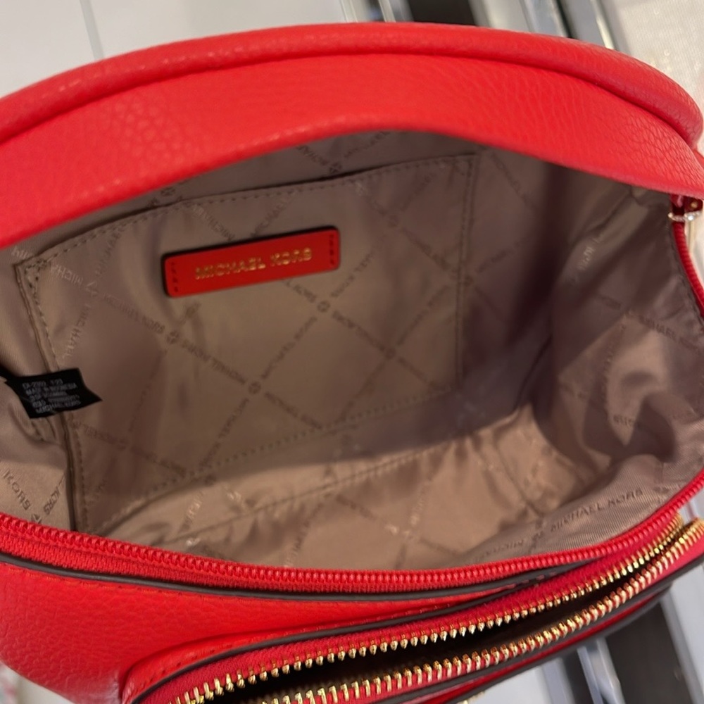 MICHAEL KORS
Maisie Large Pebbled Leather 2-in-1 Sling Pack
Dark Sangria 
NWT - Picture 11 of 16